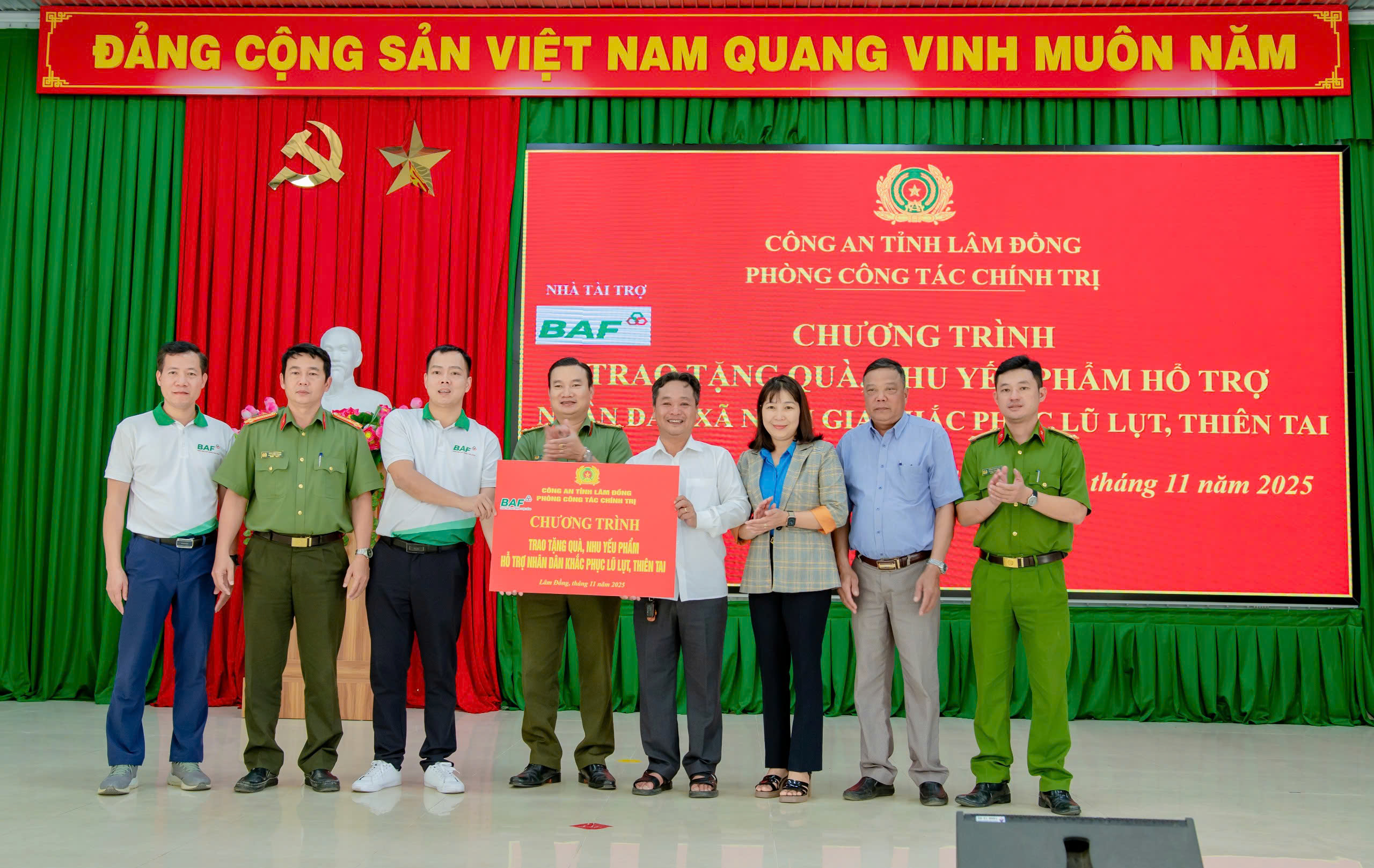 Phòng Công tác chính trị: Trao 30 tấn gạo và các nhu yếu phẩm hỗ trợ người dân bị ảnh hưởng bởi bão lũ